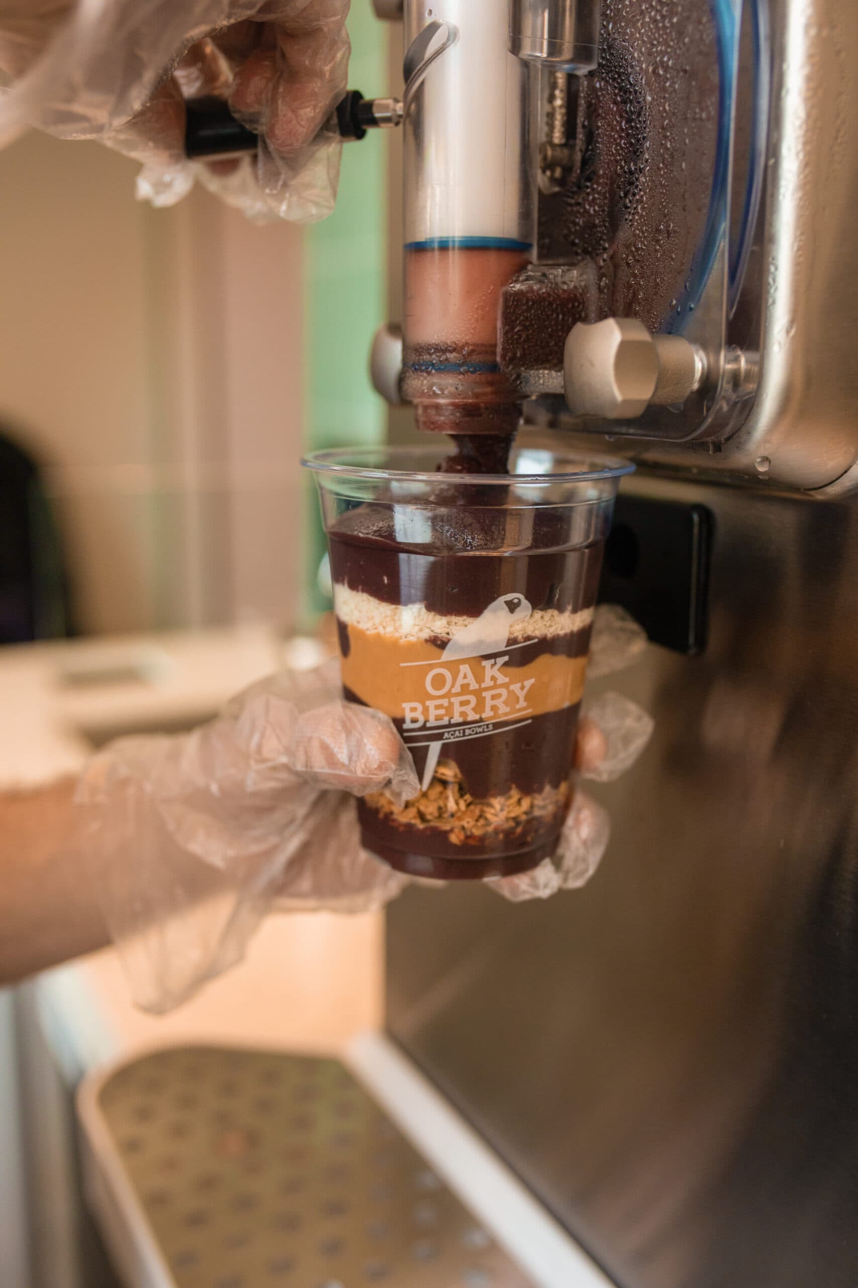 An employee pouring a Açaí into a Bowl